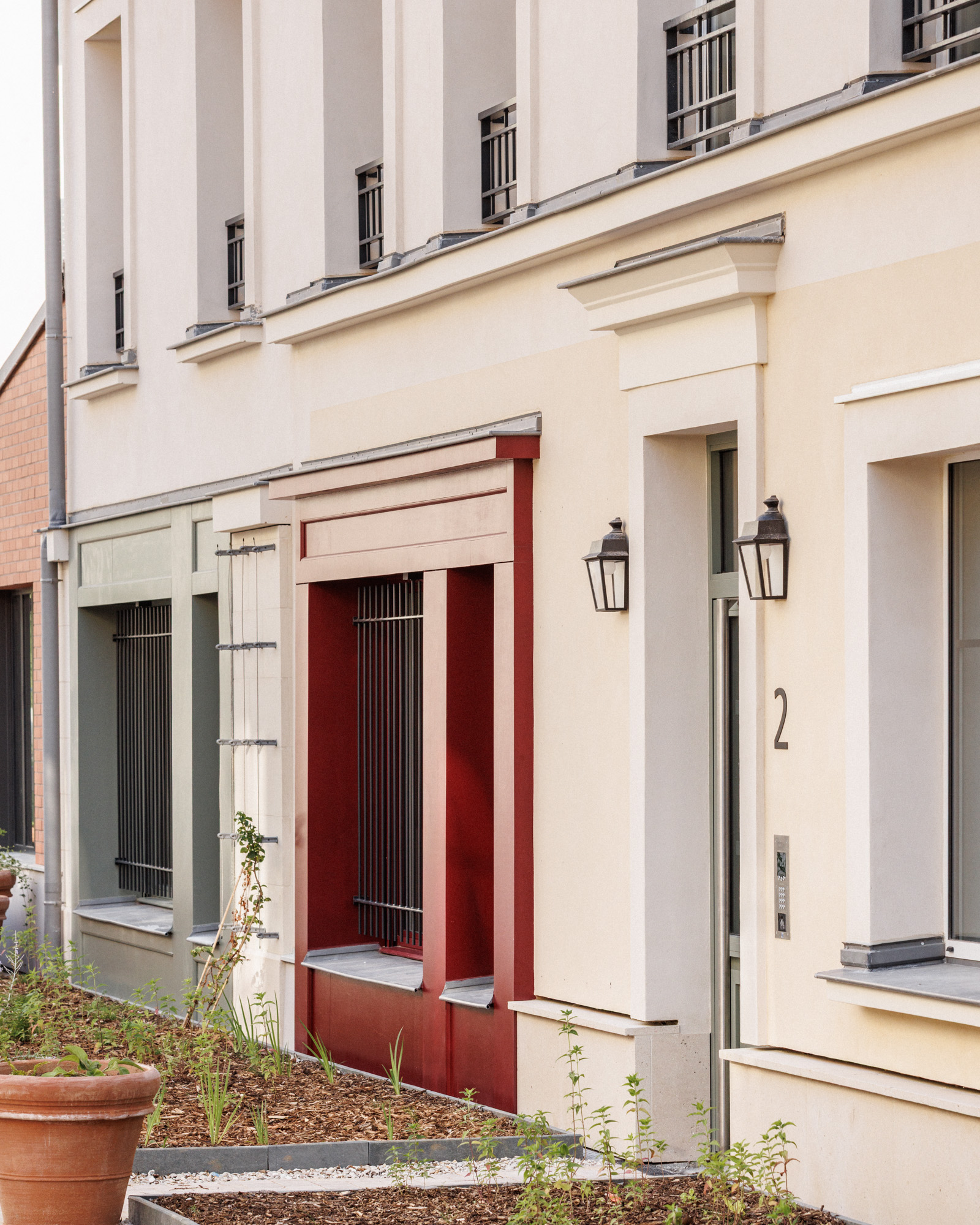 Détail des façades bâtiments R+1 esprit faubourg bordant la Cour des Artisans, dans un programme de 47 logements sociaux à Serris (Seine-et-Marne), conçu par Cussac Architectes et Associés (CA+A).